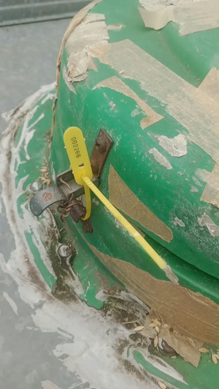 Detalhe de acesso ao silo com cadeado e lacre numerado.